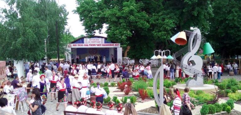 Всеукраїнський молодіжний етнофестиваль «Калинові мости»