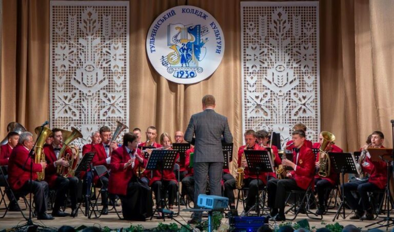 Звучить оркестрів мідь