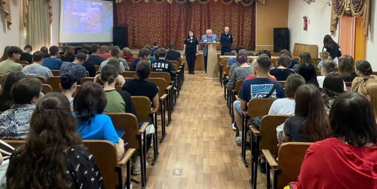 Зустріч з правоохоронцями